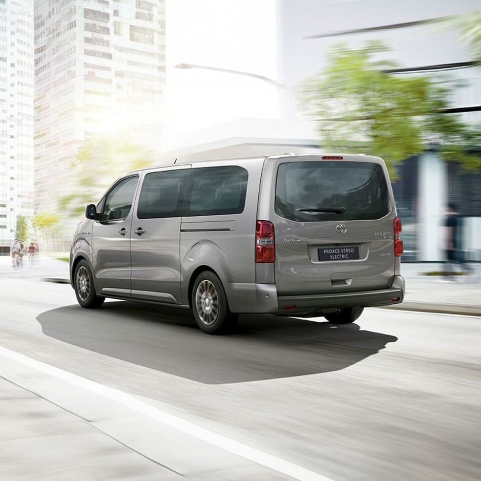 Toyota-Proace-Electric-Shuttle-1