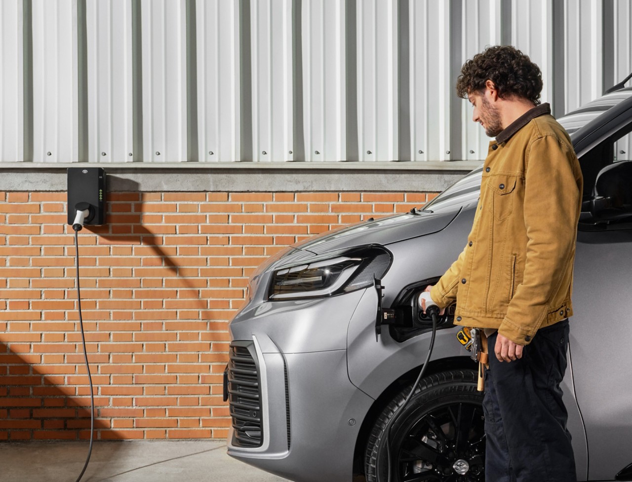 Un Proace Electric conectado a un cargador de pared